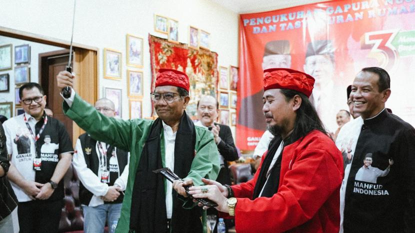 Cawapres nomor urut 3, Mahfud MD menghadiri pengukuhan Gapura Nusantara Banten. TPN menyesalkan sebanyak 70 baliho hilang saat kunjungan Mahfud MD di Banten.