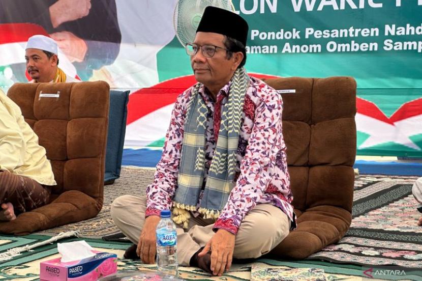 Cawapres nomor urut 3, Mahfud MD saat menghadiri acara di Pondok Pesantren Nahdlatut Thullab, Kabupaten Sampang, Jawa Timur, Kamis (11/1/2024). 