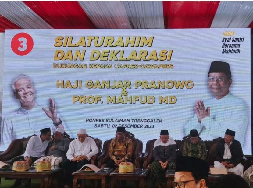 Cawapres Nomor Urut 3 Mahfud MD (tengah) saat bersilaturahim dengan kiai Mataraman di Ponpes Sulaiman di Trenggalek, Jawa Timur, Sabtu (2/12/2023).