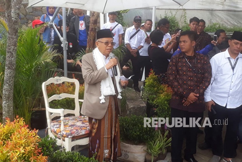 Cawapres pasangan no urut 01, KH Maruf Amin menghadiri acara deklarasi dukungan relawan moja 31 Cigugur Girang di Kampung Sukamaju, Desa Cigugur Girang, Kabupaten Bandung Barat, Ahad (20/1).
