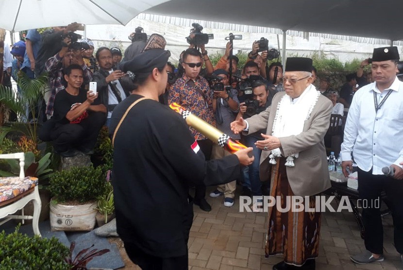 Cawapres pasangan no urut 01, KH Maruf Amin menghadiri acara deklarasi dukungan relawan moja 31 Cigugur Girang di Kampung Sukamaju, Desa Cigugur Girang, Kabupaten Bandung Barat, Ahad (20/1).