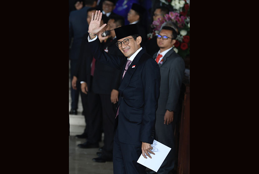 Cawapres Pemilu 2019 Sandiaga Uno melambaikan tangan saat tiba di Ruang Rapat Paripurna, Kompleks Parlemen, Jakarta, Jumat (16/8/2019). 