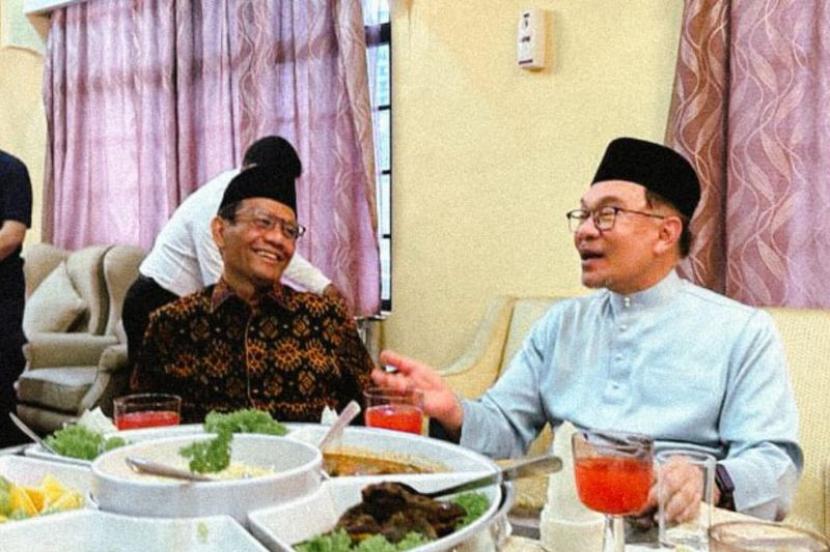 Cawapres RI Mahfud MD makan siang bersama PM Malaysia Dato Seri Anwar Ibrahim di Medan Selera, Malaysia, Jumat (8/12/2023)