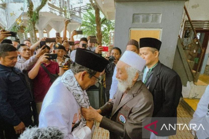 Cawapres RI Mahfud MD mengunjungi kediaman tokoh dan ulama kharismatik Banten Abuya Muhtadi di Banten, Rabu (13/12/2023). Cawapres Mahfud MD menegaskan keberadaan pemerintah untuk melayani masyarakat.