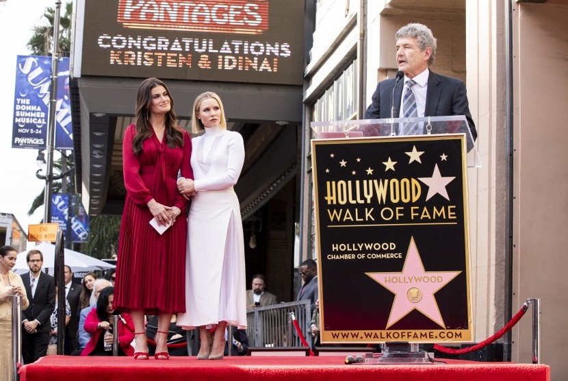  CCO dan Co-Chairman Walt Disney Studios Alan Horn (kanan) menyampaikan pidato saat aktris Kristen Bell dan Idina Menzel (kiri) diberi penghargaan Hollywood Walk of Fame di Hollywood, Kalifornia, AS, Selasa (19/11).