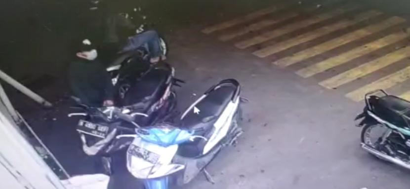 Ilustrasi CCTV merekan aksi pencurian motor.