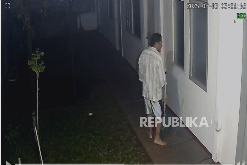 CCTV rekam penjaga kos intip kamar diplomat yang ditemukan tewas. 
