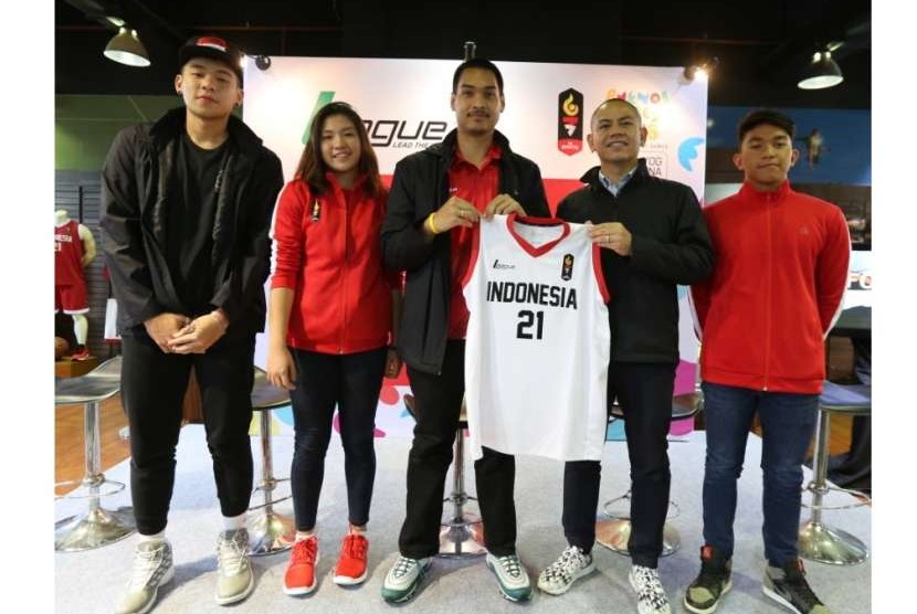 CdM Kontingen Indonesia di Olimpiade Remaja 2018 Dito Ariotedjo (tengah) bersama perwakilan atlet dan League.