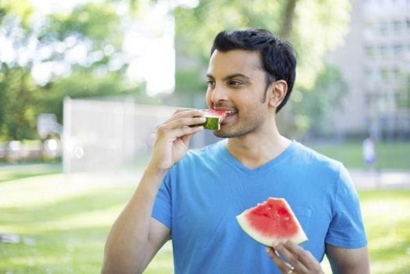 Cegah dehidrasi dengan rutin makan buah, terutama Semangka