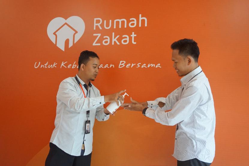 Cegah menyebarnya corona amil Rumah Zakat rutin menggunakan hand sanitizer.(Rumah Zakat)