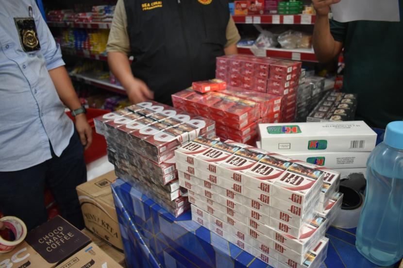 Cegah peredaran barang kena cukai (BKC) ilegal, Bea Cukai Pekanbaru berhasil menindak ribuan batang rokok ilegal berinilai belasan juta rupiah dalam kegiatan operasi pasar di wilayah Kota Pekanbaru pada Rabu-Kamis (11-12/10/2023).