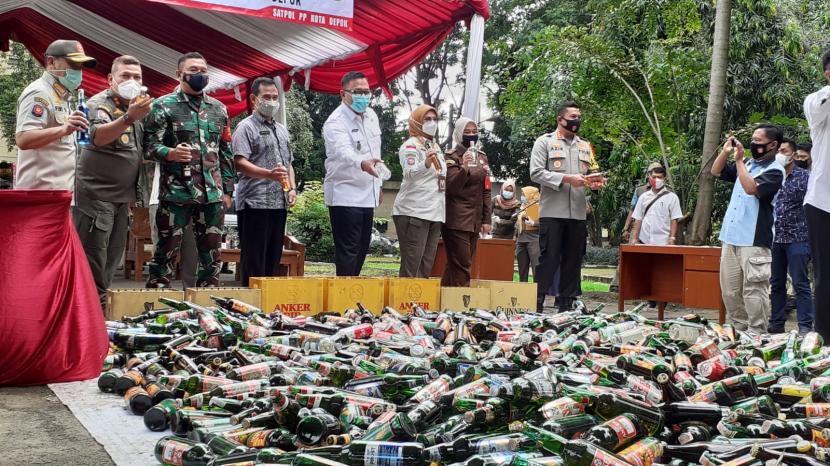 Pemusnahan miras, ilustrasi. Satuan Polisi Pamong Praja (Satpol PP) Kota Depok Jawa Barat memusnahkan sebanyak 1.901 botol minuman beralkohol yang dijual tanpa izin atau ilegal pada periode September hingga Desember 2022. 