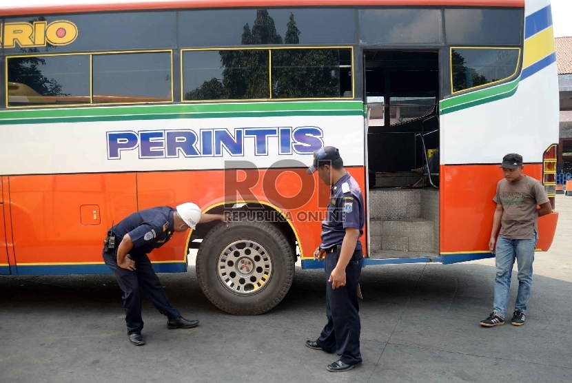 Cek Kelayakan Bus Mudik: Petugas Dinas Perhubungan memeriksa kondisi salah satu bus angkutan mudik Lebaran di Terminal Kampung Rambutan saat musim mudik Lebaran 2015..