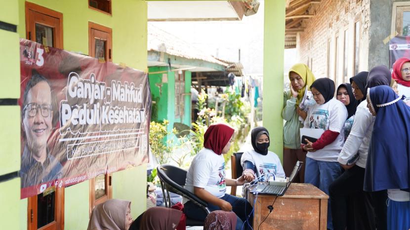 Cek kesehatan gratis kepada masyarakat Bandung Barat, Jawa Barat. 