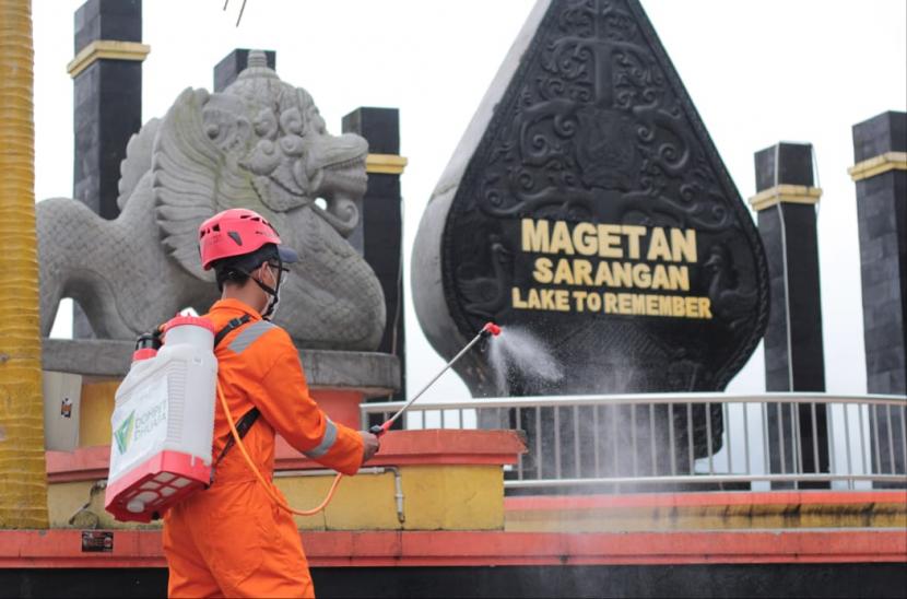Petugas menyemprotkan cairan disinfektan di Kabupaten Magetan. (ilustrasi)