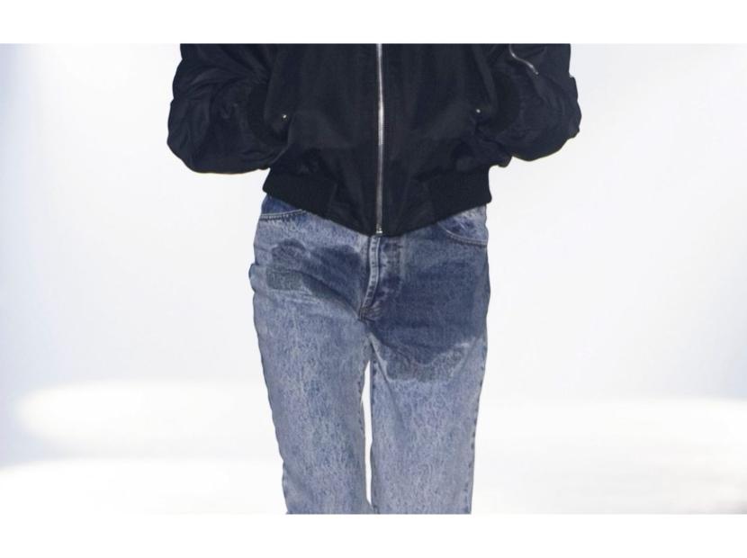 Celana jeans Jordanluca dengan motif ompol. Celana yang dijual dengan harga hampir Rp 13 juta ini menjadi perbincangan warganet. 