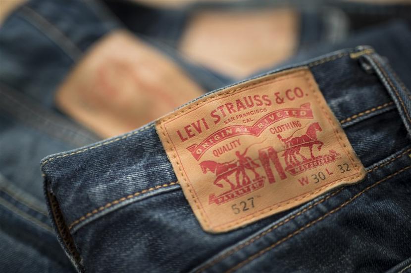 Celana jeans Levi Strauss & Co. Sejak pandemi, tren mode bergeser dari skinny jeans ke model celana yang lebih longgar seperti baggy, bootcut, dan bell bottom.