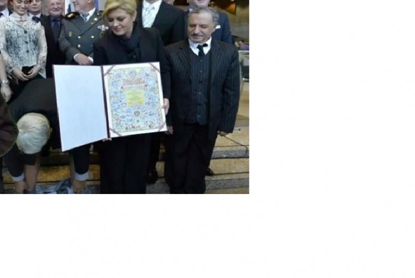 Celana panjang Cicak melorot saat foto bersama pemberian penghargaan dengan presiden Kroasia di Zagreb, Selasa (8/12). 