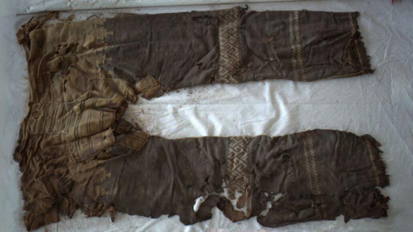 Replika celana tertua berumur 3.000 tahun.