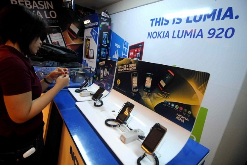 Cell phones are on display in a shopping center in Jakarta. (file photo)