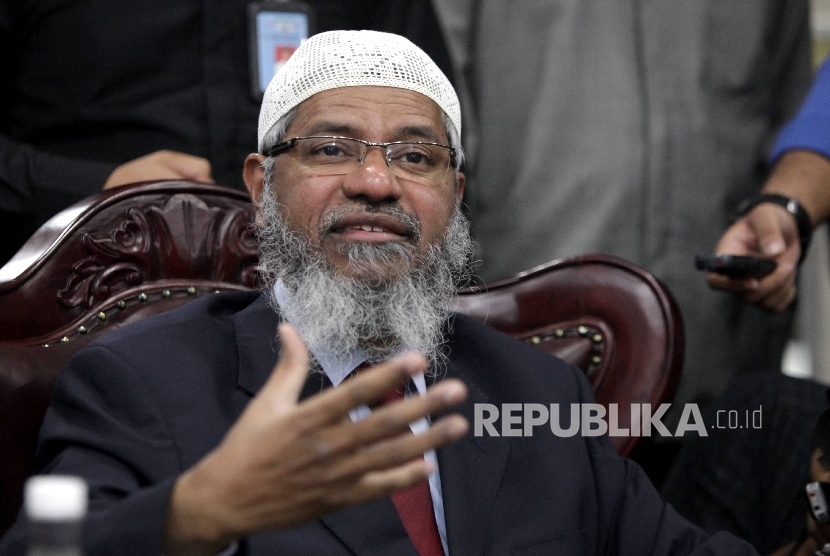  Cendekiawan Muslim asal India Zakir Naik di kantornya, Kompleks Parlemen, Jakarta, Jumat (31/3).