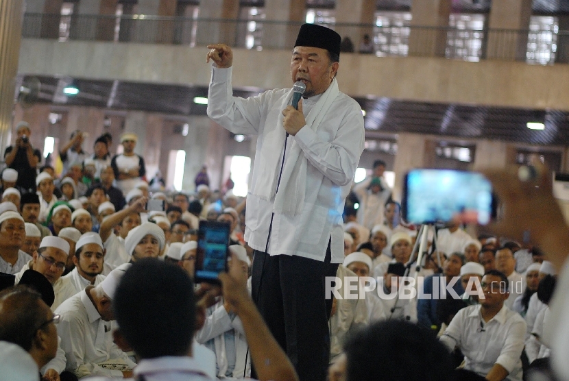 Cendekiawan Muslim Didin Hafidhudin memberikan tausyiah saat mengikuti silaturahmi akbar dengan tema  Doa untuk Kepemimpinan Ibukota di Masjid Istiqlal, Jakarta, Ahad (18/9). (Republika/ Raisan Al Farisi)