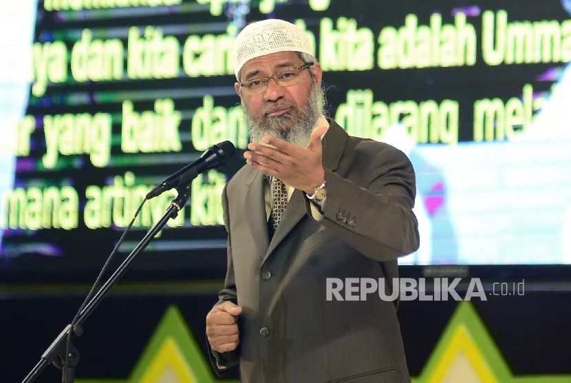 Cendekiawan Muslim Dr Zakir Naik tampil dihadapan ribuan jamaah pada acara Dr Zakir Naik Indonesia Visit 2017 bertajuk Da'wah Or Destructioin di Gymnasium Universitas Pendidikan Indonesia (UPI), Kota Bandung, Ahad (2/4).