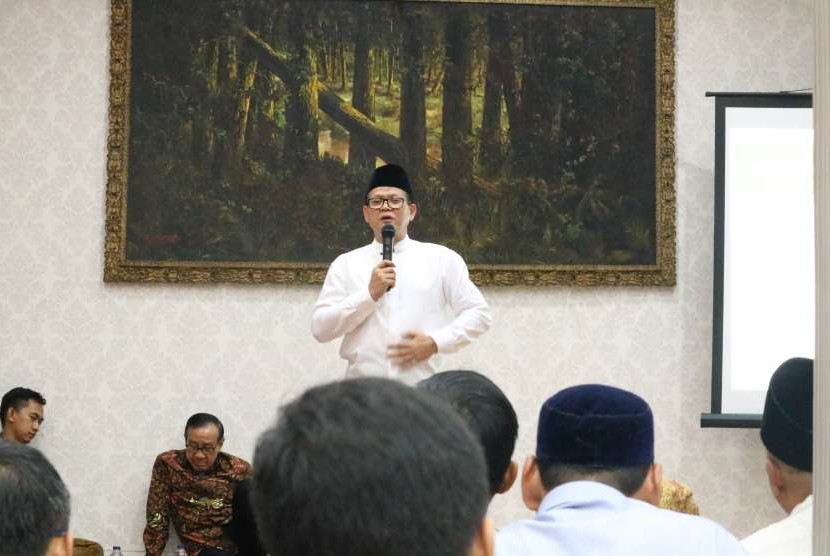 cendekiawan Muslim Prof Dr Ir Rokhmin Dahuri MS memberikan pengantar dan tausiyah.