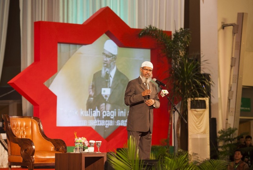 Cendekiawan Muslim, Zakir Naik, memberikan pemaparan saat kuliah umum di Universitas Muhammadiyah Yogyakarta (UMY), DI Yogyakarta, Senin (3/4).