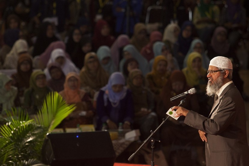 Cendekiawan Muslim, Zakir Naik, memberikan pemaparan saat kuliah umum di Universitas Muhammadiyah Yogyakarta (UMY), DI Yogyakarta, Senin (3/4).