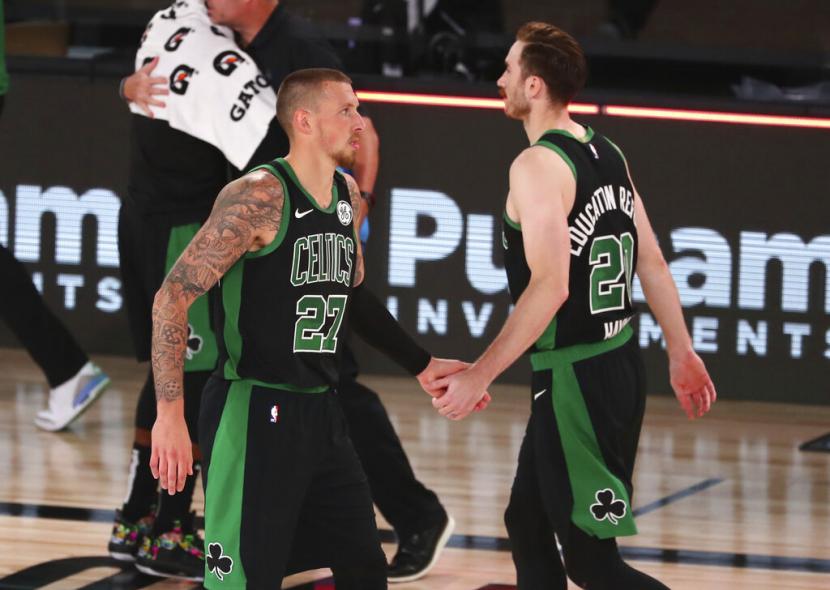 Center Boston Celtics Daniel Theis (kiri) merayakan kemenangan bersama rekannya Gordon Hayward setelah menaklukkan Orlando Magic dalam lanjutan NBA di Lake Buena Vista, Florida, AS, Senin (10/8).