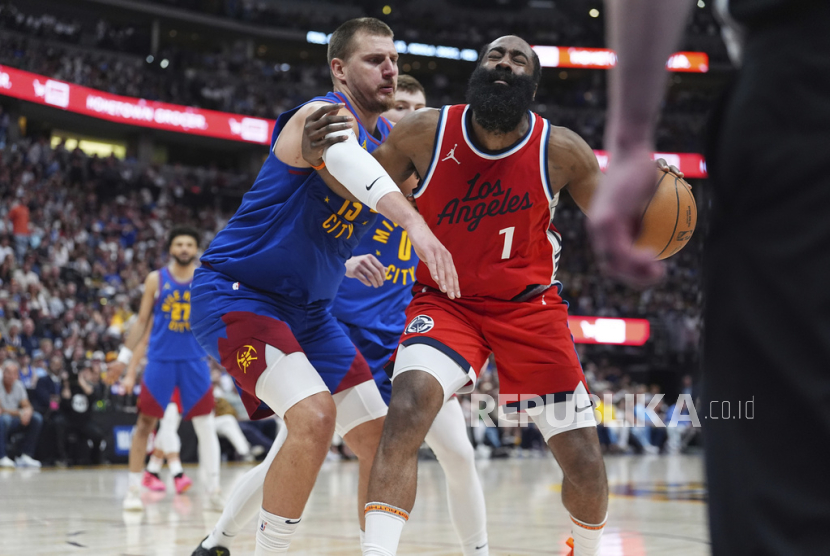 Center Denver Nuggets Nikola Jokic (kiri) bertahan saat guard Los Angeles Clippers James Harden hendak menerobos untuk mencetak poin pada gim ketujuh seri playoff putaran pertama NBA, Ahad (4/5/2025) pagi WIB di Denver. 