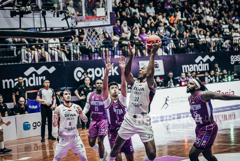 Center Dewa United Banten Lester Prosper memasukkan bola saat menghadapi Hangtuah pada gim 1 putaran pertama playoff IBL 2025 di GOR Ciracas, Jakarta Timur, Kamis (3/7/2025) malam.