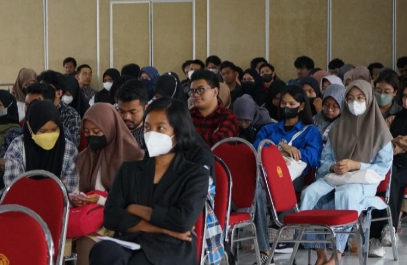 Center For Asian Studies Universitas Muhammadiyah Malang (UMM) belum lama ini menggelar seminar Multiculturalism for the Human Development in Asian Community. Kegiatan ini dilaksanakan secara luring di Aula GKB Lantai 9 UMM. 