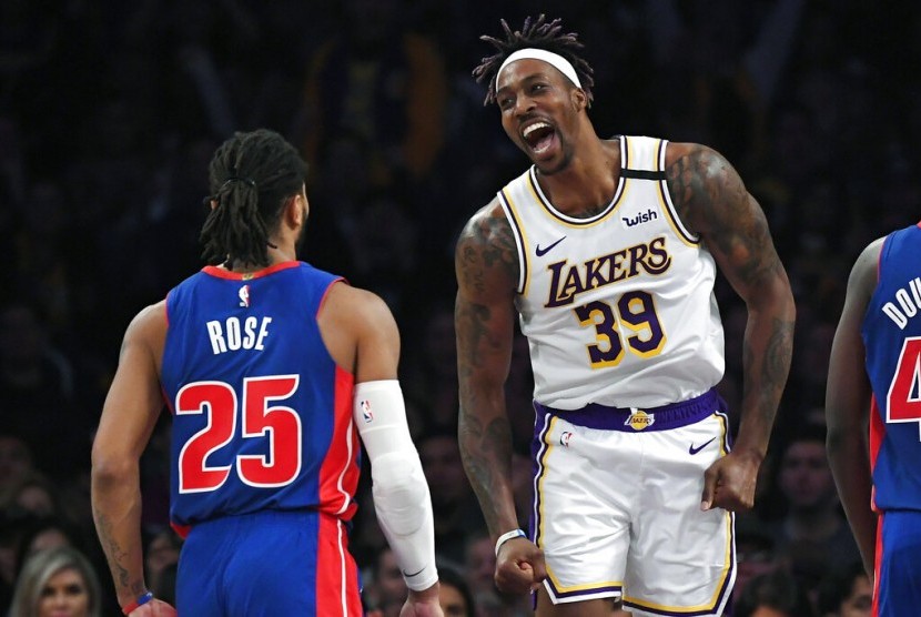 Center Los Angeles Lakers Dwight Howard (kanan) bereaksi setelah mencetak poin saat menghadapi Detroit Pistons dalam lanjutan kompetisi basket NBA di Los Angeles, Senin (6/1) WIB. Lakers menang 106-99. 