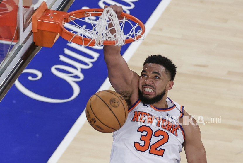 Center New York Knicks Karl-Anthony Towns melakukan slam dunk melawan Indiana Pacers pada gim kelima final Wilayah Timur NBA, Jumat 30 Mei 2025 pagi WIB di Madison Square Garden, New York.
