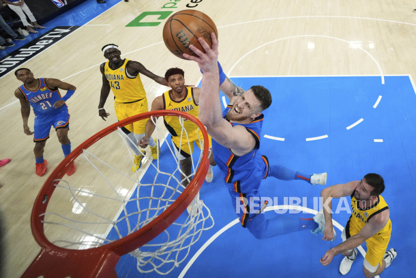 Center Oklahoma City Thunder Isaiah Hartenstein hendak memasukkan bola saat melawan Indiana Pacers dalam pertandingan Game 7 Seri Final NBA 2025, Senin, 23 Juni 2025 dini hari WIB, di Oklahoma City. 