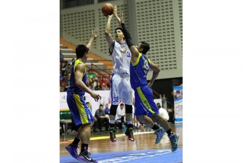 Center Satria Muda BritAma Jakarta Rony Gunawan (tengah)  mencetak double-double dalam laga melawan JNE BSC Bandung Utama di Sritex  Arena, Solo, Kamis (262).