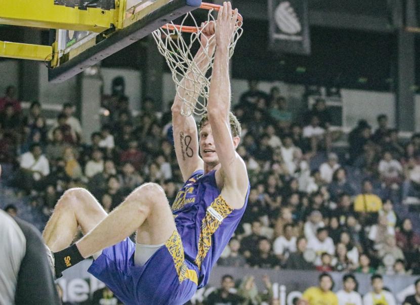 Center Satria Muda Pertamina Artem Pustovyi melakukan slam dunk dalam pertandingan gim ketiga ronde pertama playoff IBL 2024 melawan Kesatria Bengawan Solo di Sritex Arena, Solo, Senin (15/7/2024) malam.