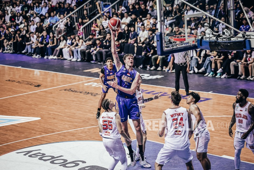 Center Satria Muda Pertamina Artem Pustovyi melepaskan tembakan saat melawan Pelita Jaya pada game 1 semifinal IBL 2025 di Britama Arena, Kelapa Gading, Jakarta Utara, Kamis (10/7/2025) malam.
