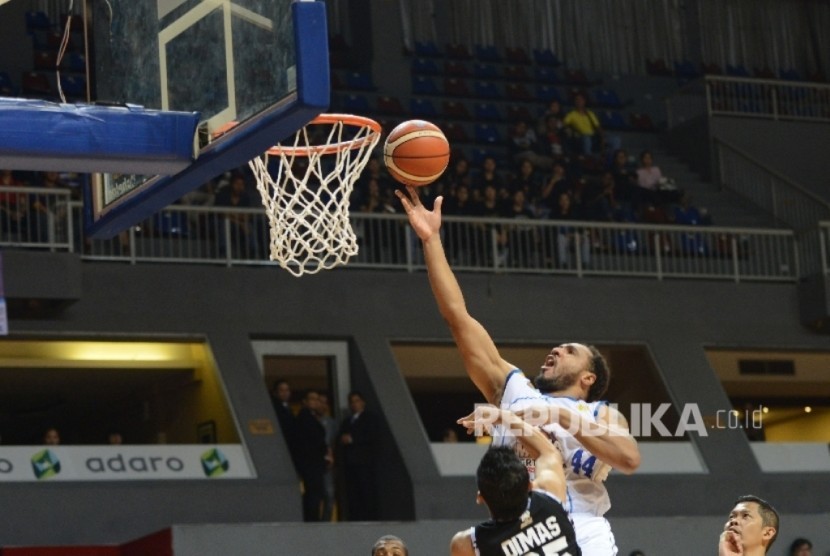 Center Satria Muda Pertamina memasukkan bola saat melawan Hangtuah pada semifinal Perbasi Cup 2016 di Britama Arena, Kelapa Gading, Sabtu (29/10). Lowhorn menyumbang 25 angka saat SM Pertamina mengalahkan Hangtuah 84-66 dan lolos ke final yang akan berlang