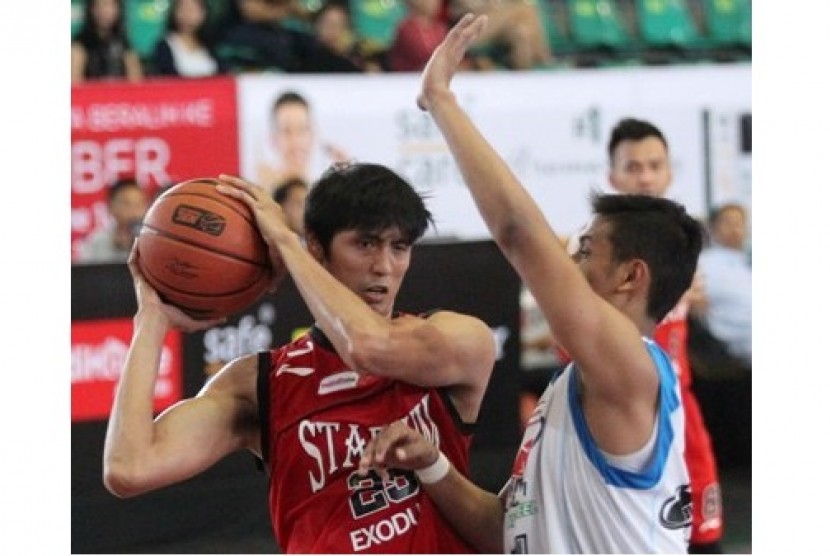 Center Stadium Jakarta Ruslan (kiri) dan M. Alan Asa'di  (Bimasakti Nikko Steel Malang) dalam laga NBL Indonesia Seri VI di Sritex Arena, Solo, Ahad (1/3).