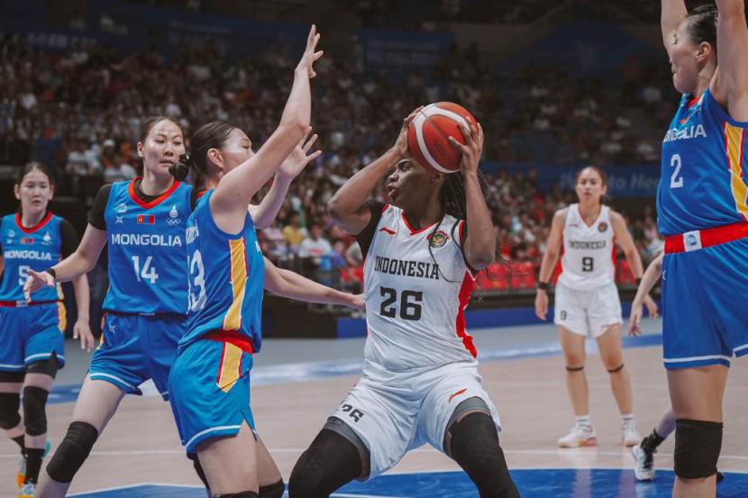 Center timnas basket putri Indonesia Kimberley Pierre Louis berusaha mencetak angka saat melawan Mongolia di Asian Games 2022 Hangzhou Cina, Ahad (1/10/2023). 