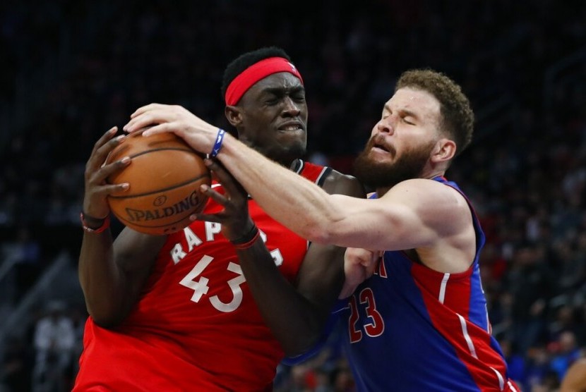 Center Toronto Raptors Pascal Siakam (kiri).