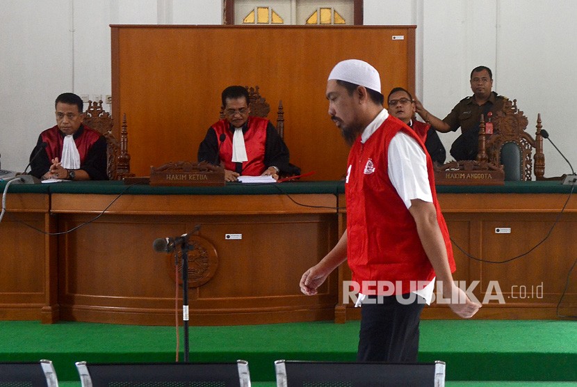 CEO Abu Tours Hamzah Mamba memasuki ruang sidang di Pengadilan Negeri Makassar, Sulawesi Selatan, Senin (28/01)