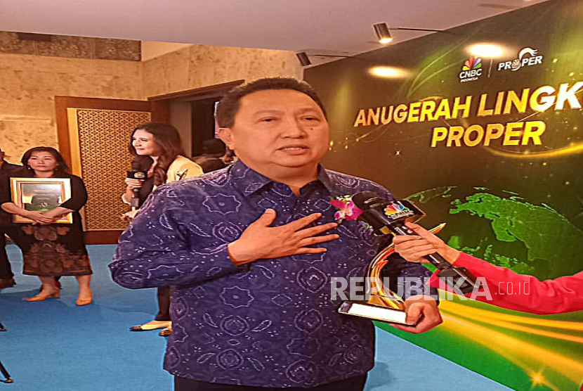 CEO Adaro Energy Garibaldi Thohir meraih penghargaan Green Leadership dalam Anugerah Lingkungan PROPER, Senin (24/2/2025). 