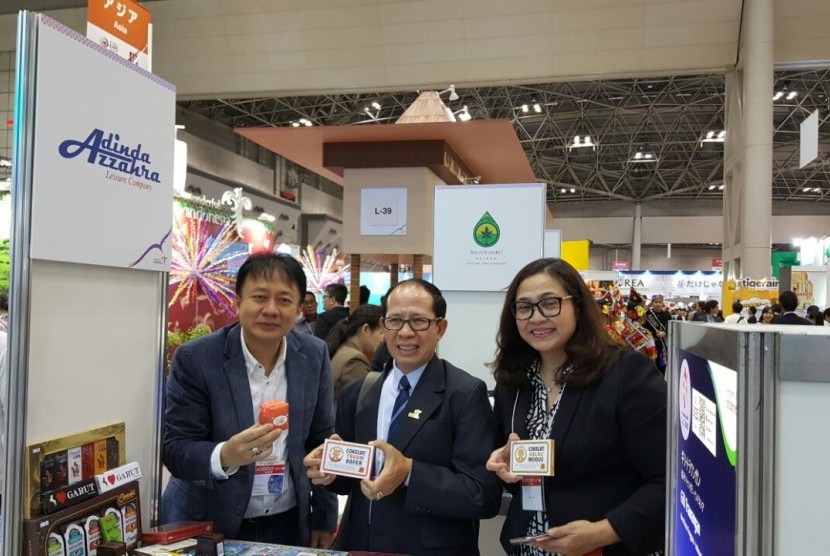 CEO Adinda Azzahra Priyadi Abadi (kiri) bersamaDeputi Bidang Pengembangan Pemasaran Pariwisata Mancanegara Kementerian Pariwisata, I Gde Pitana (tengah) di ajang Japan Tourism Expo (JTE) 2017, Tokyo, Kamis (21/9).  