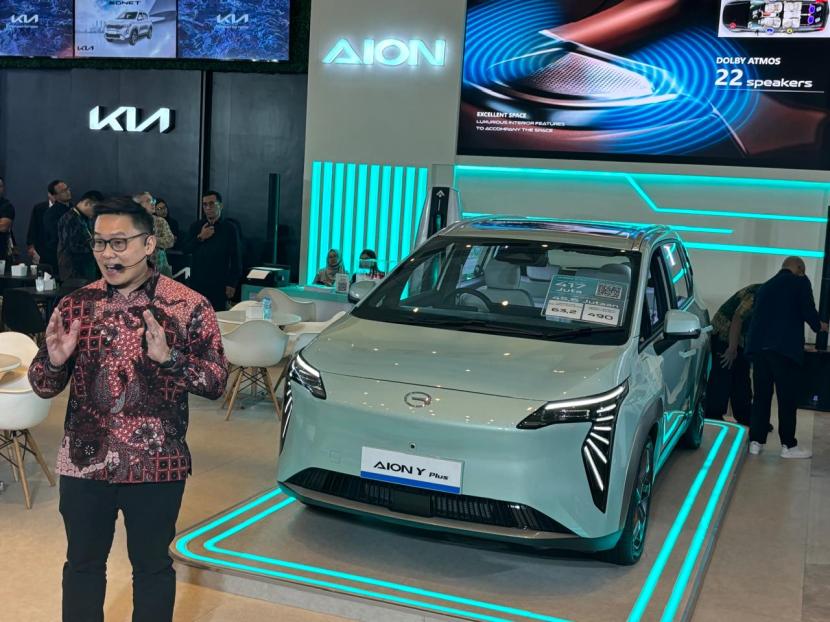 CEO AION Indonesia Andry Ciu memberi penjelasan di GIIAS Bandung 2024 di Bandung, Rabu (25/9/2024). Produsen mobil listrik China itu akan meramaikan pasar Indonesia dengan MPV listrik tujuh penumpang. 