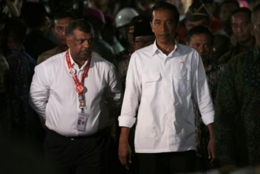 CEO Air Asia Tony Fernandes bersama Presiden Joko Widodo di Bandara Juanda, Surabaya.