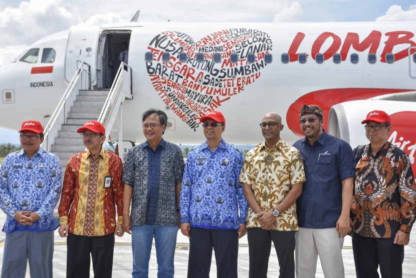 CEO AirAsia Indonesia Dendy Kurniawan (ketiga kiri) berpose bersama Gubernur NTB Zulkieflimansyah (tengah) didepan pesawat AirAsia dengan desain bertemakan Lombok usai peresmian hub baru AirAsia di Lombok International Airport (LIA) di Praya, Lombok Tengah, NTB, Kamis (2/5/2019). 